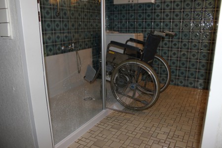Umbau Badewanne zur Dusche mit Rampenbau für einen Rollstuhl